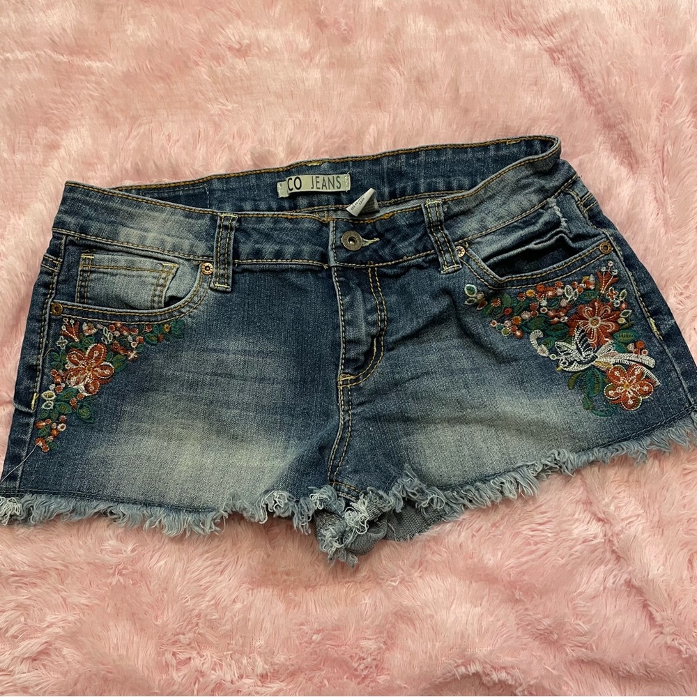 🎀5/$25🎀 ZCO Jeans distressed embroidery floral cutoff shorts size 13